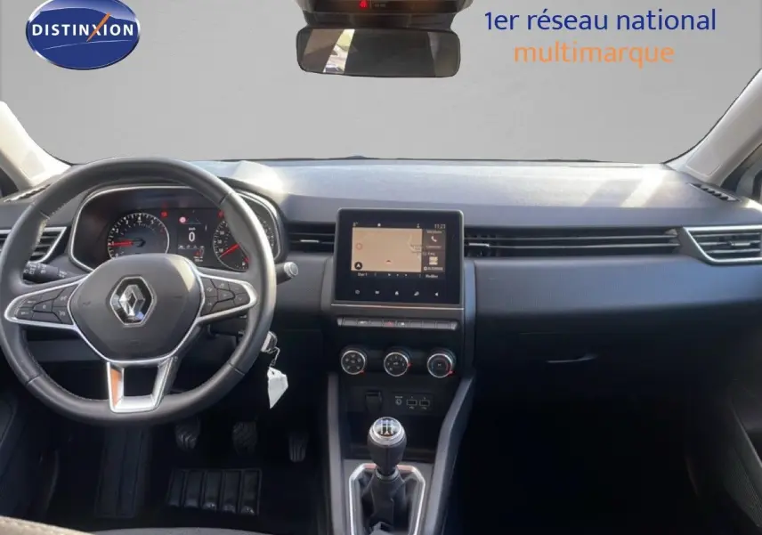 Intérieur de la Renault Clio Business 2020 vu de face, tableau de bord noir avec écran tactile et levier de vitesse manuel.