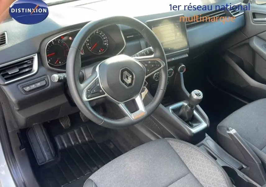 Intérieur de Renault Clio 2020 vue côté conducteur, volant multifonction, levier de vitesse manuel et sièges gris.