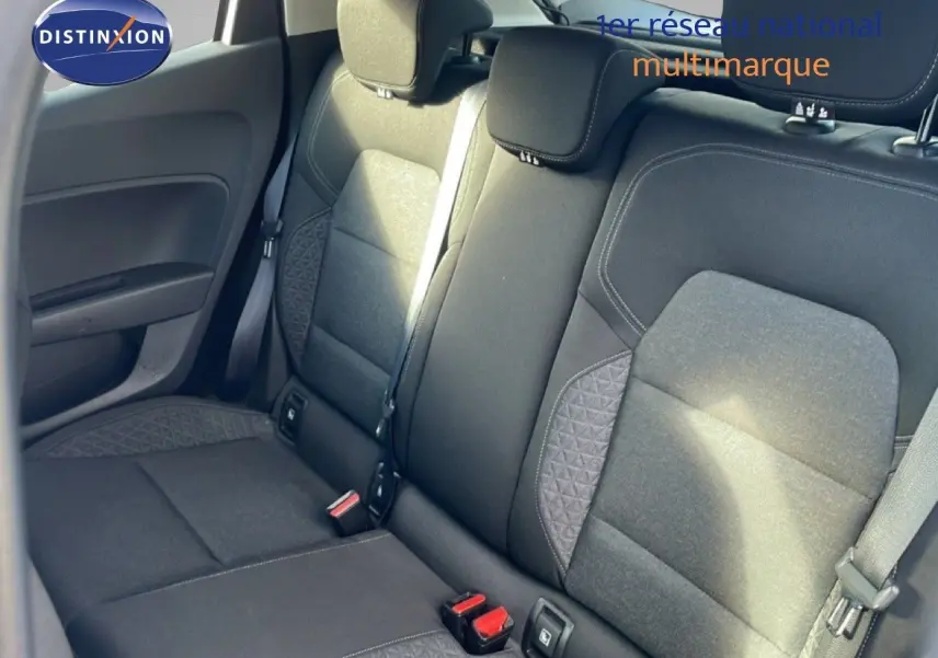 Vue intérieure arrière montrant les sièges arrière en tissu gris et noir de la Renault Clio V 1.0 SCE Business 2020.