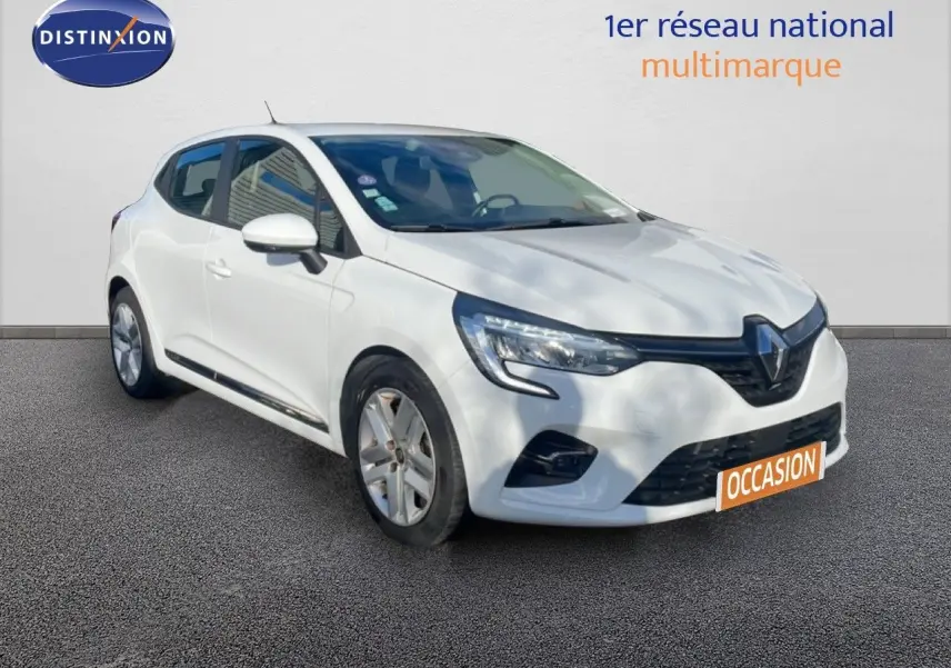 Renault Clio blanc glacier vue 3/4 avant droit, avec phares LED et calandre noire distinctive.