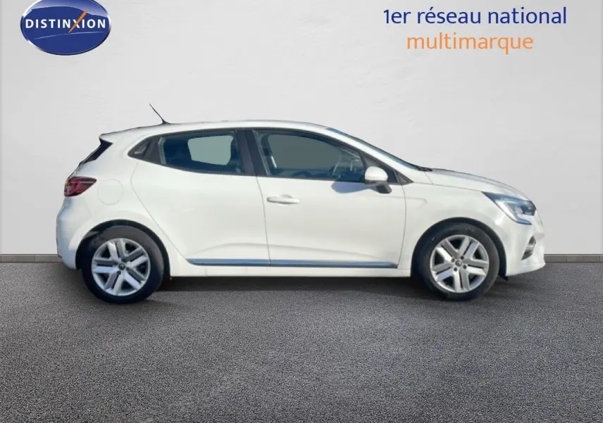 Profil côté gauche d'une Renault Clio blanche Glacier 2020 à 5 portes, sur fond neutre avec logo Distinxion.
