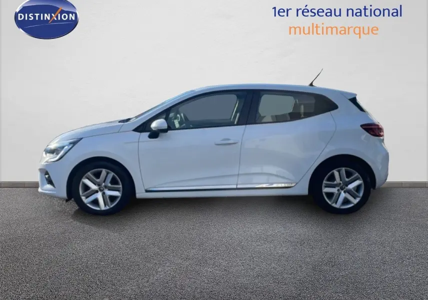 Profil côté gauche d'une Renault Clio blanche glacier 2020, version Business, sur fond neutre.