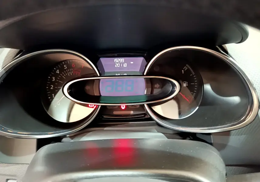 Gros plan sur le tableau de bord numérique de la Renault Clio Business TCe 90, affichage digital et compte-tours visibles.