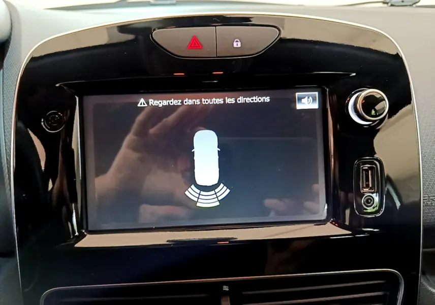 Écran tactile du système d’aide au stationnement arrière dans le tableau de bord noir brillant d’une Renault Clio Business gris clair