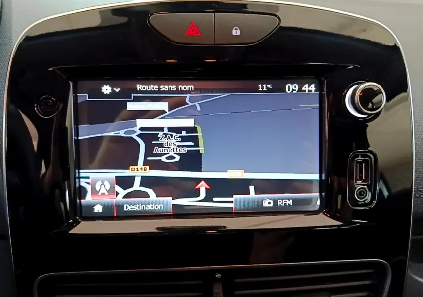 Écran tactile central du tableau de bord de la Renault Clio Business TCe 90 2019 affichant la navigation GPS en plan rapproché.