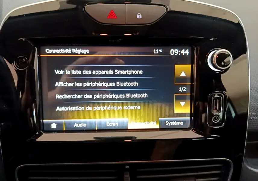 Écran tactile central affichant les réglages Bluetooth dans l’habitacle noir d’une Renault Clio Business gris clair.
