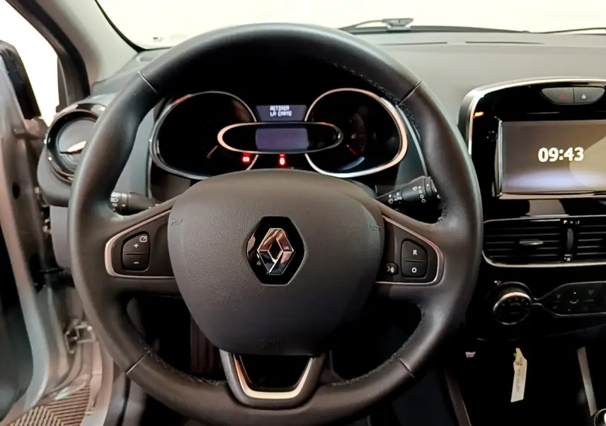 Volant cuir noir de Renault Clio Business TCe 90 2019, vue de face sur tableau de bord et écran tactile allumé à 09:43.