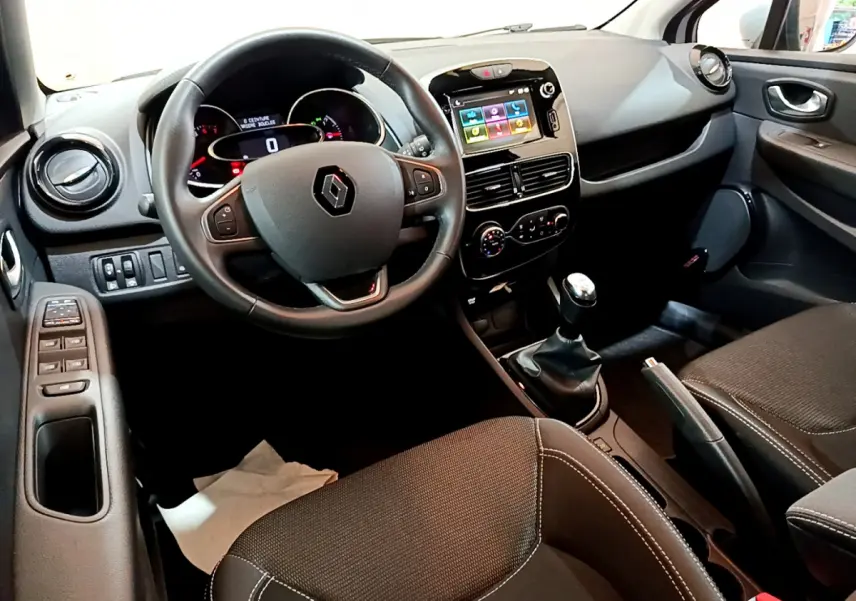 Intérieur Renault Clio Business TCe 90 2019, vue côté conducteur, volant cuir, écran tactile 7 pouces et boîte manuelle.