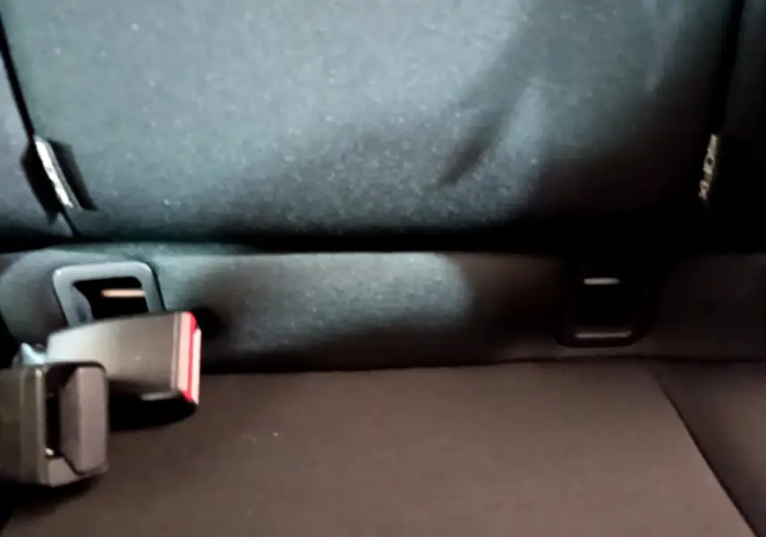 Gros plan sur la banquette arrière noire de la Renault Clio Business TCe 90, montrant les ceintures de sécurité.
