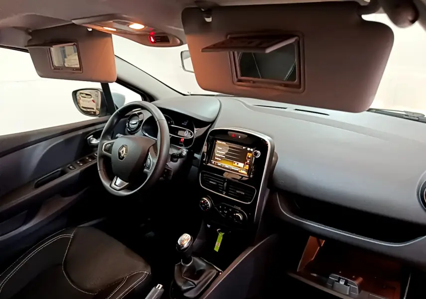 Intérieur Renault Clio Business TCe 90 2019, vue côté conducteur, tableau de bord avec écran tactile et volant cuir noir.