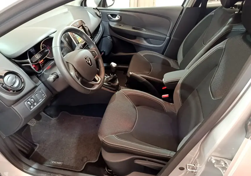 Intérieur de la Renault Clio Business TCe 90 2019 en gris clair, vue côté conducteur avec tableau de bord et sièges noirs.