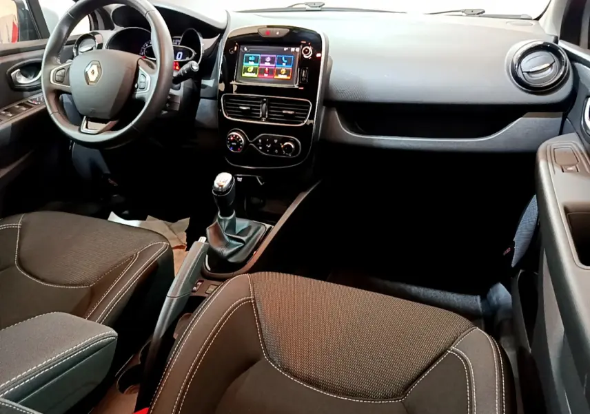 Intérieur avant de la Renault Clio Business TCe 90 2019, vue côté conducteur, avec tableau de bord noir et écran tactile central.