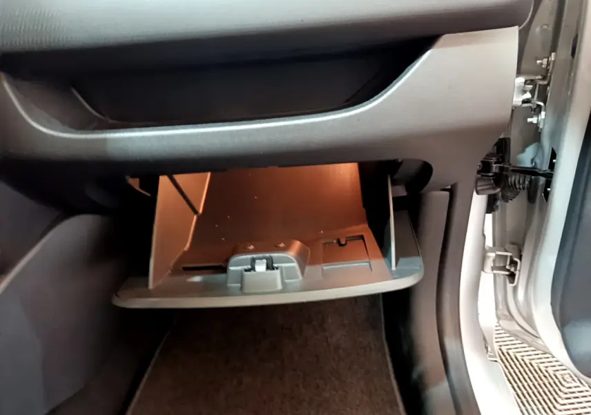 Gant de boîte à gants ouvert côté passager d'une Renault Clio Business TCe 90 gris clair, intérieur noir.