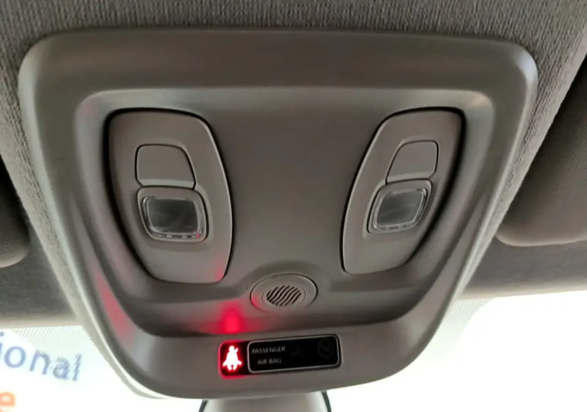 Gros plan sur le plafonnier gris clair de la Renault Clio Business TCe 90 avec voyants et lampes intégrées.