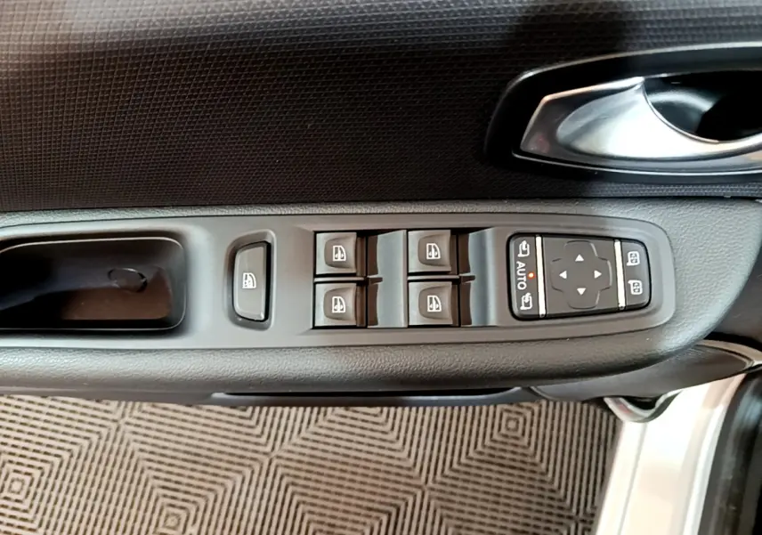 Commande des vitres électriques et réglages des rétroviseurs sur la porte côté conducteur d'une Renault Clio Business gris clair 2019.