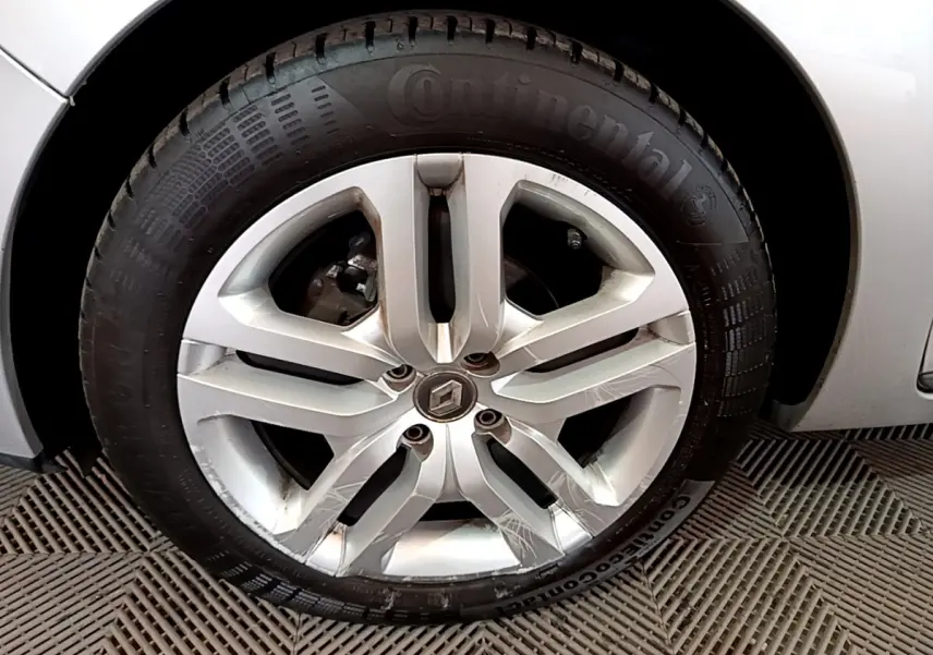 Gros plan sur la roue avant gauche gris clair d'une Renault Clio Business TCe 90 de 2019, avec passage de roue visible.