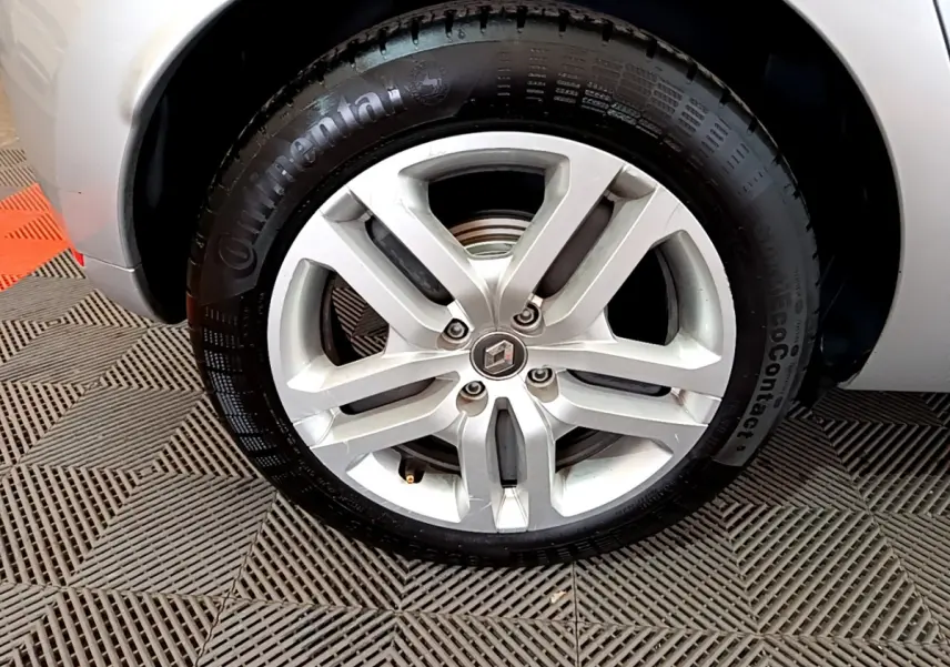 Gros plan sur la roue avant droite gris clair d'une Renault Clio Business TCe 90 avec jante alliage et pneu Continental.