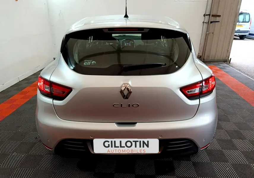 Vue arrière d'une Renault Clio gris clair 2019 avec feux arrière LED et logo distinctif au centre du hayon.