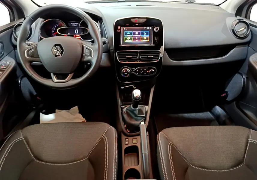 Vue intérieure frontale de la Renault Clio Business TCe 90 2019 avec tableau de bord noir et écran tactile central.