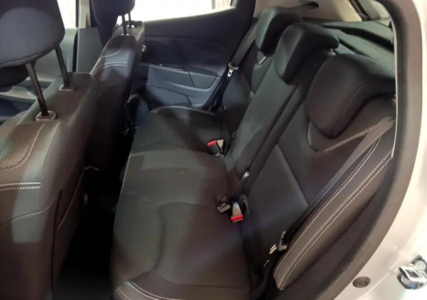 Vue intérieure sur la banquette arrière noire avec surpiqûres blanches d'une Renault Clio Business TCe 90 gris clair 2019.