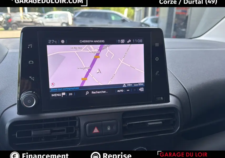 Vue intérieure centrée sur l'écran tactile du système de navigation du Peugeot Rifter bleu 2024, version Allure.