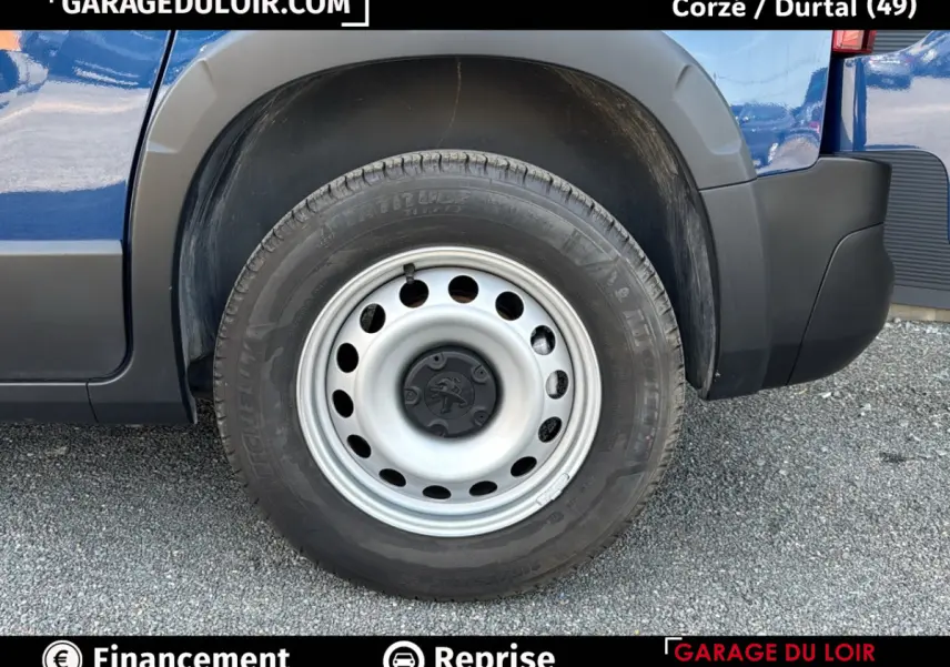 Gros plan sur la roue arrière droite en jante acier du Peugeot Rifter bleu 2024 version Allure.