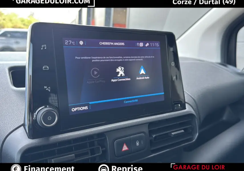 Vue intérieure du tableau de bord du Peugeot Rifter bleu 2024, avec écran tactile central affichant Apple CarPlay et Android Auto.