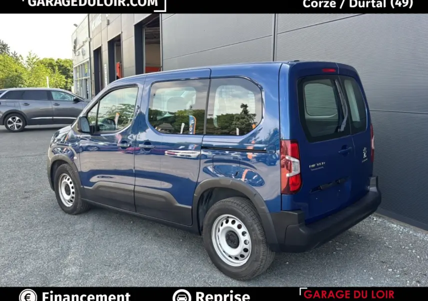 Vue 3/4 arrière droite d’un Peugeot Rifter bleu 2024 avec jantes acier et détails noirs sur les bas de caisse.