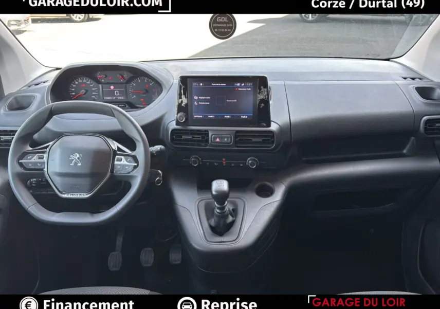 Vue intérieure avant du Peugeot Rifter 2024 avec tableau de bord noir, volant compact et écran tactile central.