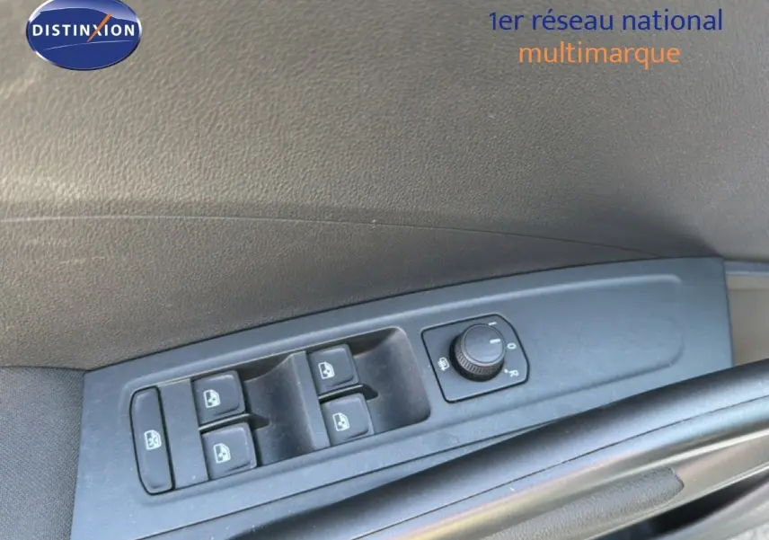 Gros plan sur les commandes des vitres et rétroviseurs sur la porte côté gauche d’une Skoda Fabia blanche Glacier 2025.