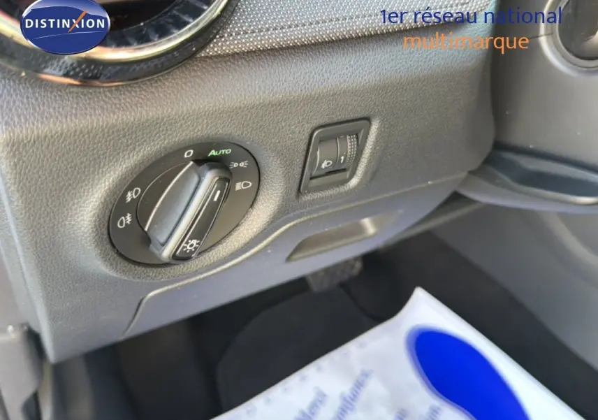 Gros plan sur les commandes d’éclairage intérieures d’une Skoda Fabia blanche Glacier, côté gauche du tableau de bord.