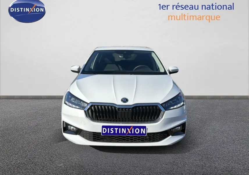 Vue avant d'une Skoda Fabia blanc glacier 2025 avec calandre noire et phares LED distinctifs.