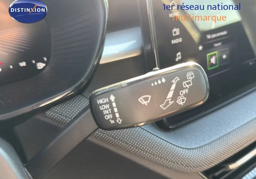 Gros plan sur la commande d’essuie-glace du tableau de bord intérieur d’une Skoda Fabia blanche Glacier 2025.