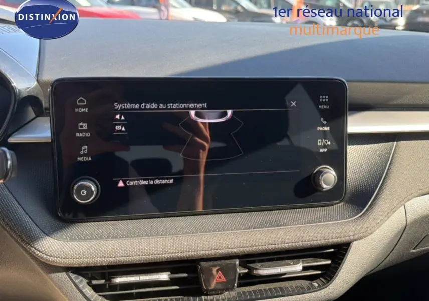 Écran tactile du système d'aide au stationnement dans l'habitacle d'une Skoda Fabia 2025, finition Selection.