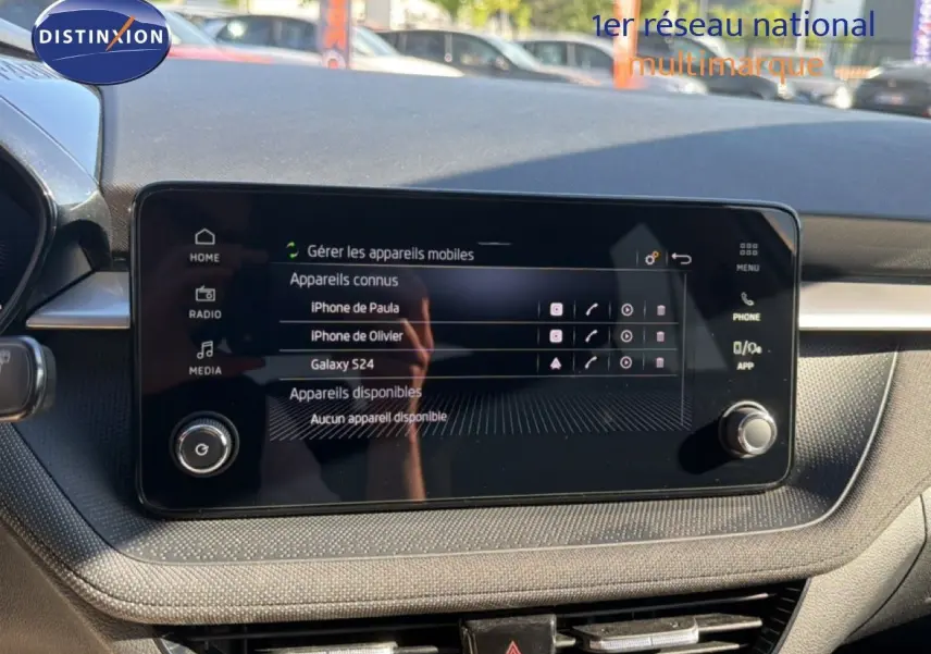 Écran tactile central du tableau de bord d'une Skoda Fabia 2025, finition Selection, avec interface multimédia affichée.