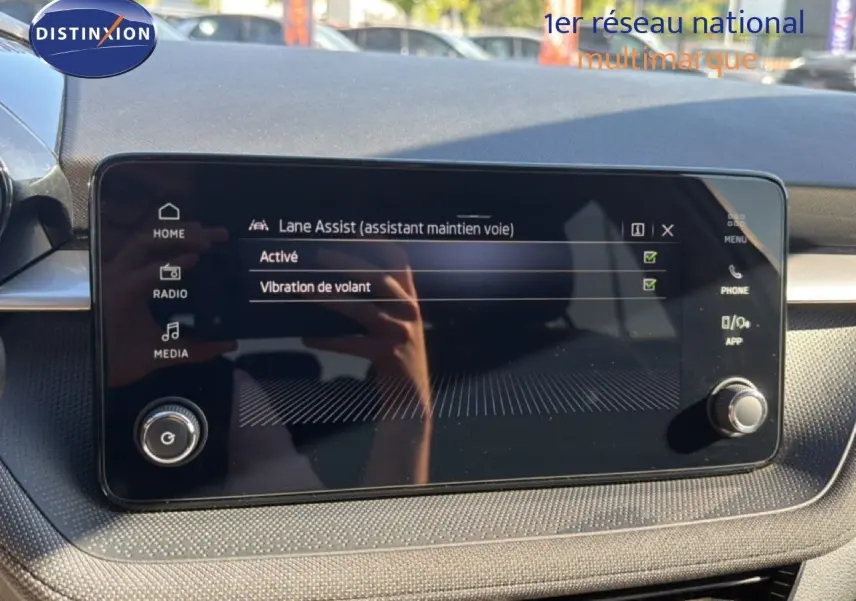 Écran tactile du tableau de bord de la Skoda Fabia 2025 montrant l'activation de l'assistant maintien de voie.