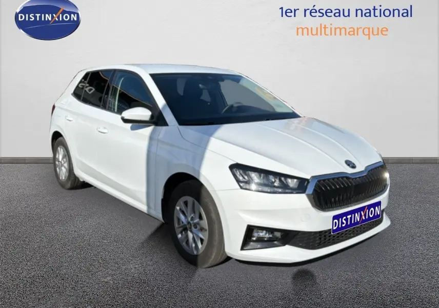 Vue 3/4 avant d'une Skoda Fabia blanche Glacier, avec calandre noire et jantes alliage 15 pouces.