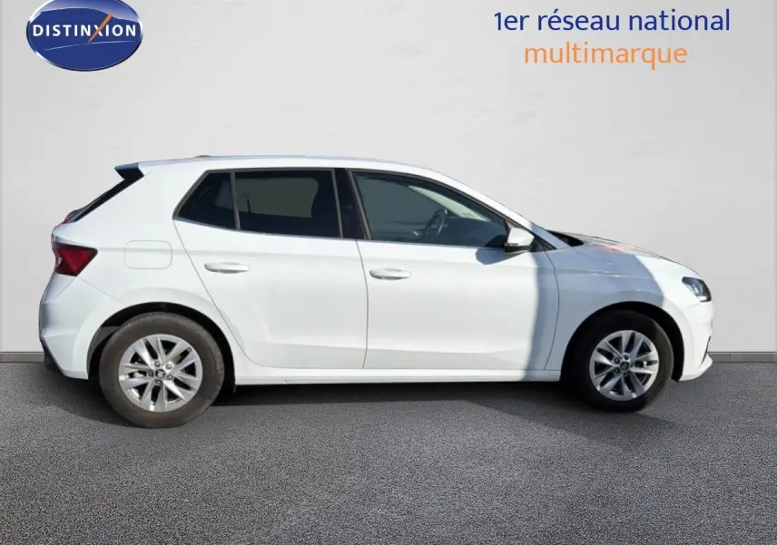 Profil côté gauche d'une Skoda Fabia blanc glacier 2025 avec jantes alliage et vitres teintées.