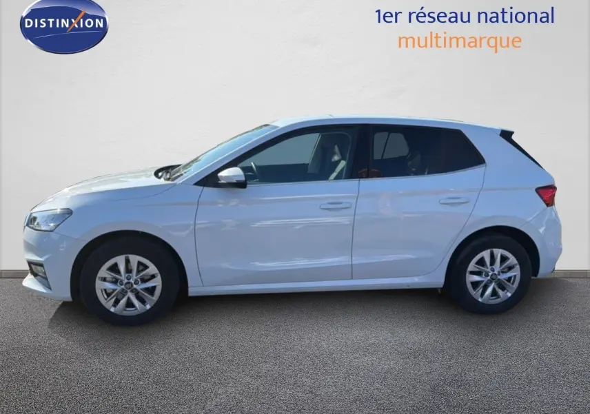 Profil droit d'une Skoda Fabia blanc glacier 2025, compacte avec jantes alliage et vitres teintées.