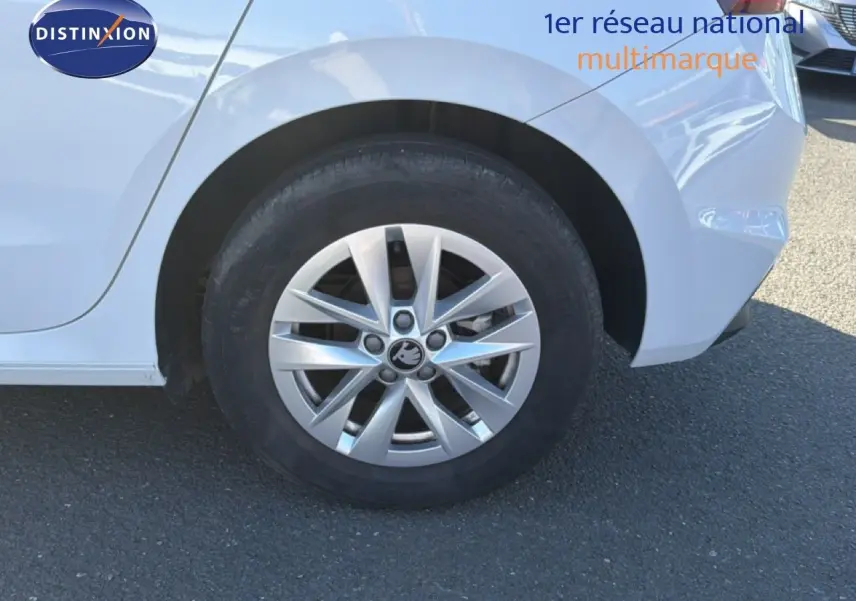 Gros plan sur la roue arrière droite d'une Skoda Fabia blanche glacier avec jante alliage et partie arrière visible.