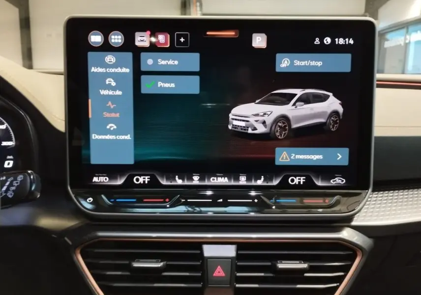 Écran tactile central affichant l'interface du CUPRA Formentor avec vue 3D du véhicule blanc sur fond noir.