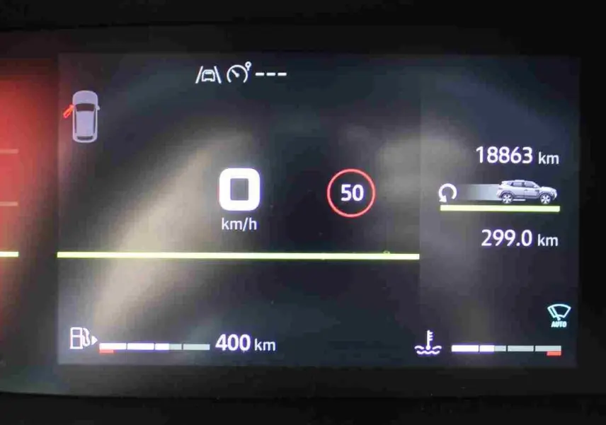 Tableau de bord digital du Dacia Duster noir 2025 affichant 0 km/h et 18 863 km au compteur.