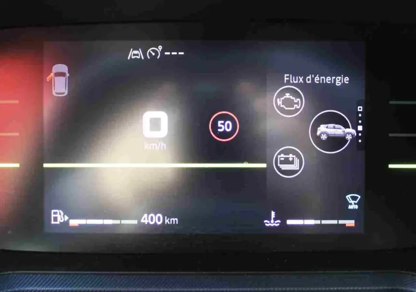 Tableau de bord digital du Dacia Duster 2025 affichant la vitesse, autonomie et flux d'énergie hybride.