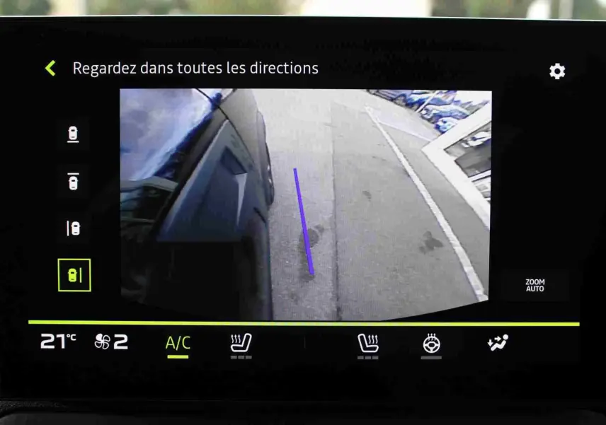 Vue caméra 360 du côté gauche du Dacia Duster noir, montrant la roue et le marquage au sol.