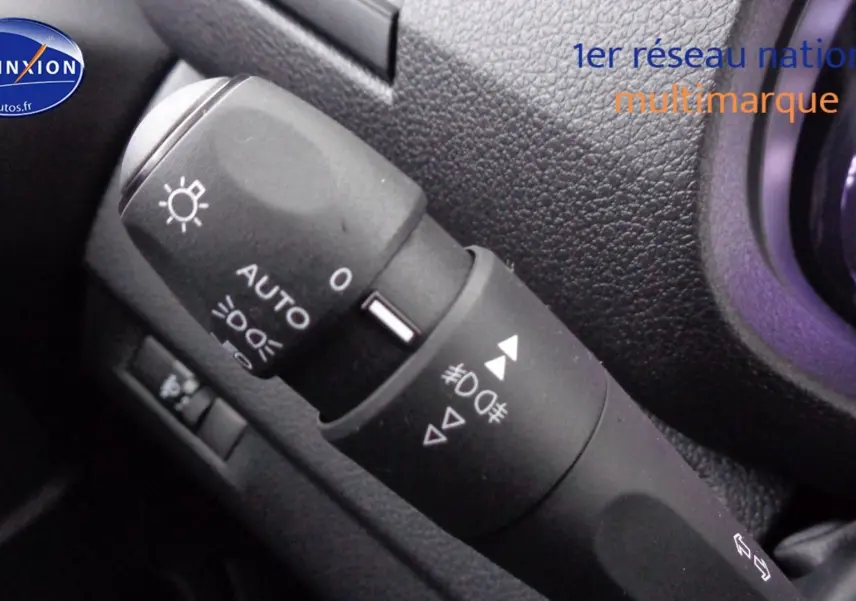 Gros plan sur la commande des feux du PEUGEOT Expert Cabine Approfondie 2023, intérieur noir texturé.