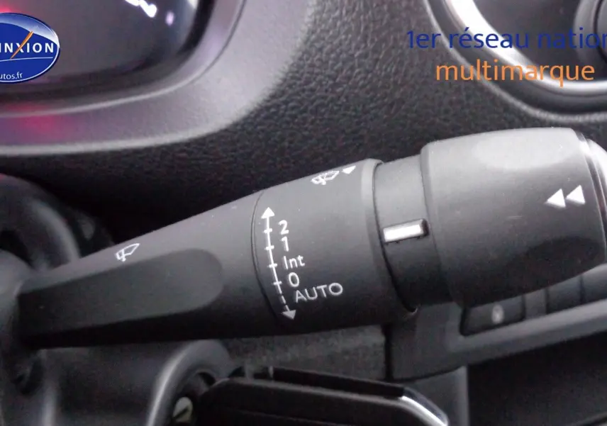 Gros plan sur la commande d'essuie-glace du Peugeot Expert Cabine Approfondie gris Artense 2023, version Confort +