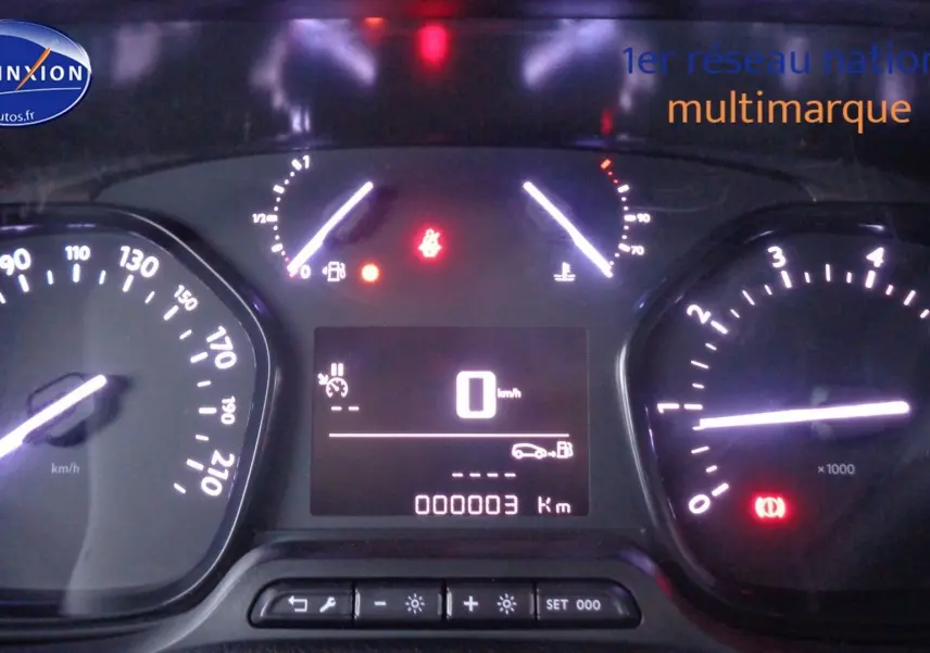 Tableau de bord du Peugeot Expert Cabine Approfondie 2023 avec compteur digital et compte-tours éclairés.