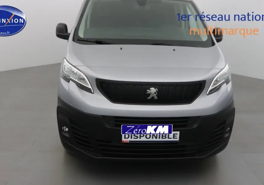 Vue frontale d'un Peugeot Expert Cabine Approfondie gris Artense avec calandre noire et pare-chocs noir mat.