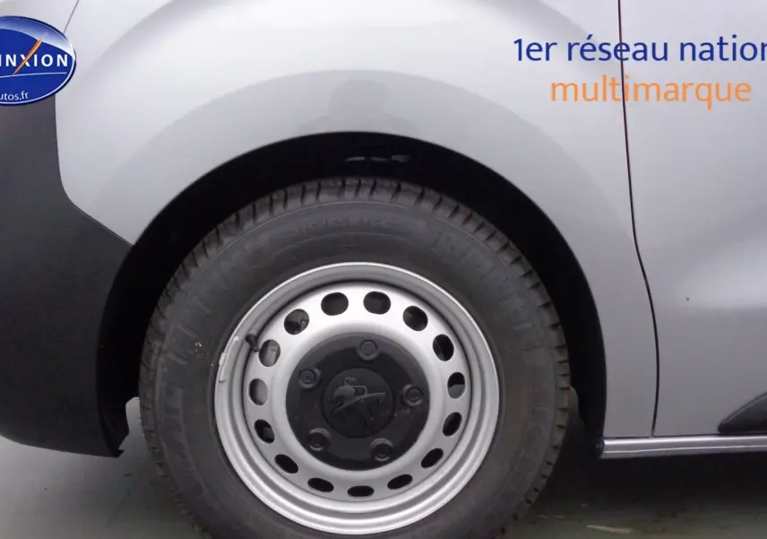 Gros plan sur la roue arrière droite d’un Peugeot Expert Cabine Approfondie gris Artense métal, avec jante acier et logo Peugeot central.