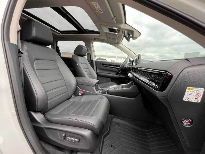 Intérieur avant du Honda CR-V blanc Platine nacrée 2024 avec sièges cuir noir et toit panoramique en verre